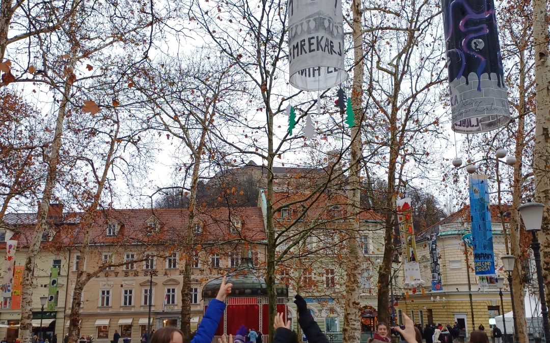 LIKOVNI KROŽEK IN NOVOLETNI LAMPIJONI V ZVEZDA PARKU